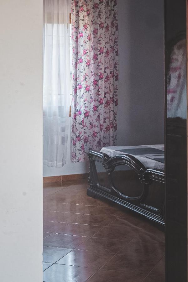 Apartments Mehmeti فلورا المظهر الخارجي الصورة